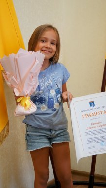 У Мукачеві нагородили дівчинку, яка здобула "срібло" на чемпіонаті Європи з шахів  – 01