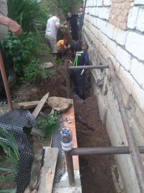 Кількох закарпатців засипало ґрунтом. Одна людина загинула – 02