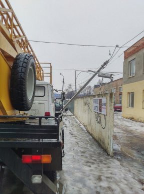 В Ужгороді на парковці одного із супермаркетів завалився електричний стовп – 03