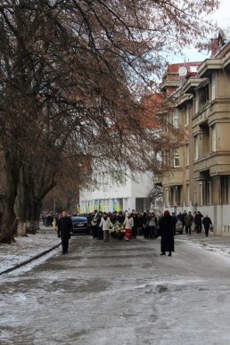 На головній площі Закарпаття молодь розгорнула 100-метровий прапор України – 08