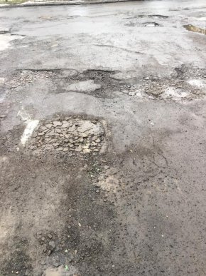 У соцмережах ужгородці скаржаться на жахливий стан вуличних доріг – 04 У соцмережах ужгородці скаржаться на жахливий стан вуличних доріг – 04