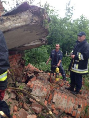 В одному з мукачівських підприємств на людей обвалилася залізобетонна плита – 01