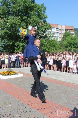 Свято останнього дзвоника відзначили у Мукачівській ЗОШ №13 – 52