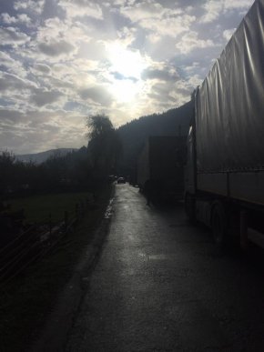 На Закарпатті перекрили дорогу – 06