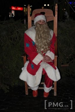 У центрі Мукачева можна зустріти справжнього Діда Мороза – 02