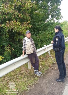 Чоловік лежав обіч дороги і благав про допомогу – 02