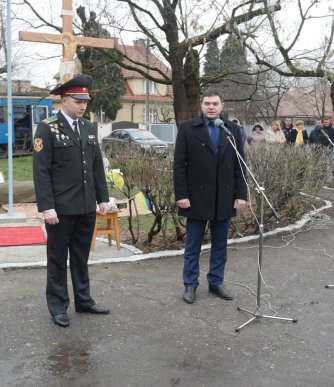 На площі Віталія Постолакі в Ужгороді до Дня пам’яті Небесної Сотні встановили і освятили хрест – 22