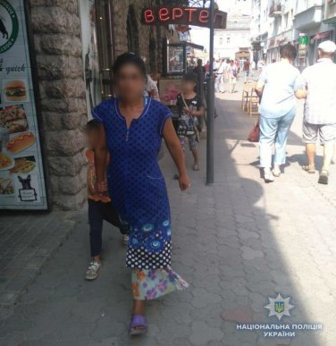 В Ужгороді правоохоронці зупинили жінку, яка систематично втягувала дітей у жебрацтво – 02