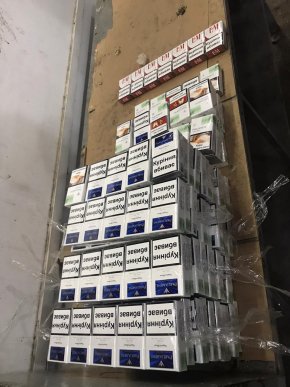 Чоловік намагався незаконно провезти через кордон 250 пачок сигарет – 01