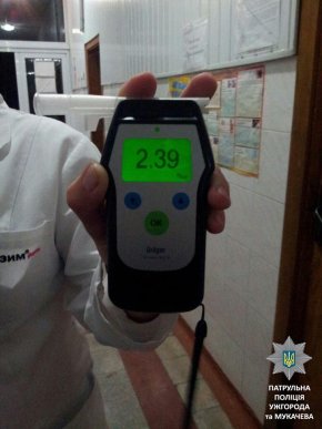 У Мукачеві "Рено" в’їхало в "Мазду": п’янезний водій втік із місця ДТП – 01