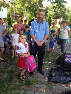 Першокласникам Тячівщини до Дня знань подарували нові ранці – 07