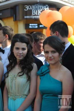 У центрі Мукачева відбувся урочистий парад випускників (ФОТО) – 16