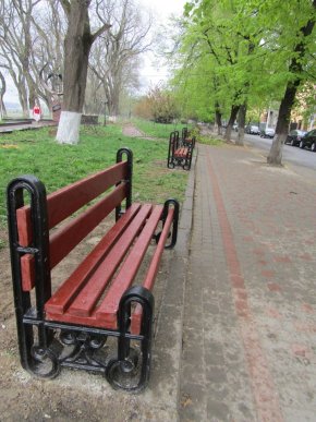 На площі Петефі в Ужгороді з’явились відремонтовані лавиці – 01
