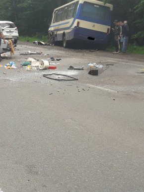 В області сталася жахлива ДТП: автобус протаранив легковик – 07