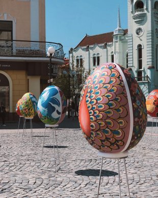 Центр Мукачева прикрасили великими великодніми писанками – 06