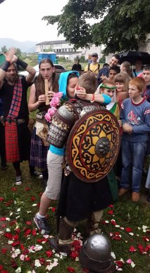 На фестивалі "Срібний татош" хлопець у лицарському обладунку освідчився дівчині у коханні (ФОТО) – 01