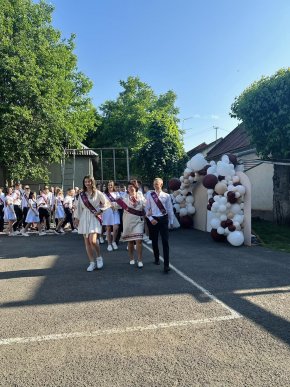 У школах Мукачева пролунав останній дзвоник для учнів 11 класів – 09