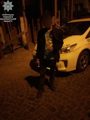 Вночі чоловік намагався пошкодити чужий автомобіль – 02