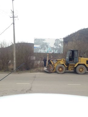 У Мукачеві демонтували незаконно встановлені білборди – 04 У Мукачеві демонтували незаконно встановлені білборди – 04