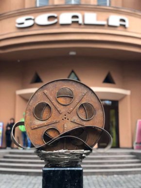 В Мукачеві встановили пам‘ятник режисеру фільму "Пролітаючи над гніздом зозулі" – 07