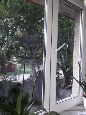 Порозбивав шибки та зламав двері: агресивний чоловік намагався потрапити у квартиру, в якій були жінка з дитиною – 02