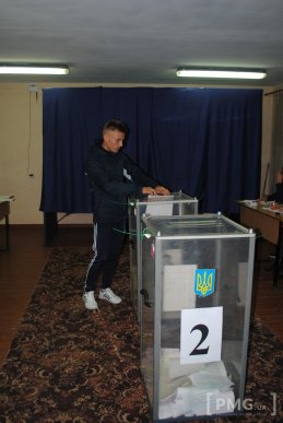 Студенти УжНУ стоять у чергах, аби проголосувати – 05