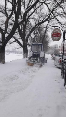 В Ужгороді з ночі комунальники розчищають сніг – 04 В Ужгороді з ночі комунальники розчищають сніг – 04