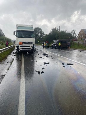 Мікроавтобус перетворився на металобрухт: опубліковано фото жахливої ДТП – 03