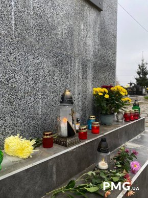 Запалюють свічки та приносять квіти: як проходить День пам’яті померлих на Закарпатті – 06