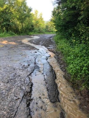 Розмиті дороги та підтоплені господарства: вночі на Закарпатті вирувала негода – 01