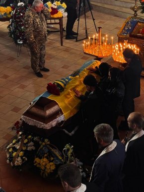 У Мукачеві провели в останню путь 24-річного військового – 03
