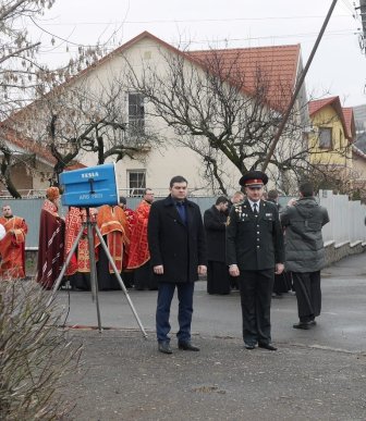 На площі Віталія Постолакі в Ужгороді до Дня пам’яті Небесної Сотні встановили і освятили хрест – 07