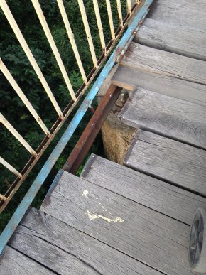 Ужгородці скаржаться на аварійний стан пішохідного мосту, який веде до Боздошського парку – 08