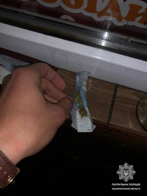 В Ужгороді поліція вилучила у молодиків наркотичні речовини та балончик з аерозольною фарбою – 01