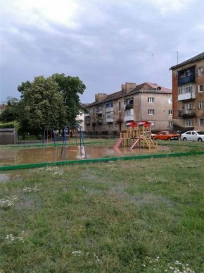 Негода створила у Мукачеві водні атракціони для дітей – 05