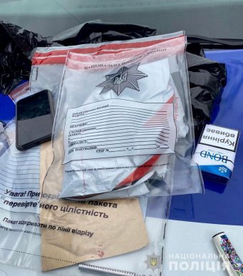 На одній із вулиць Мукачева поліцейські зупинили чоловіка, який підозріло себе поводив – 04 На одній із вулиць Мукачева поліцейські зупинили чоловіка, який підозріло себе поводив – 04