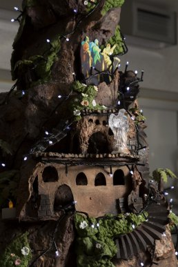 Кондитерський дім "Bondarenko" виготовив дві святкові скульптури: ялинку та Різдвяну гірку – 21