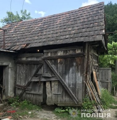 Вдома у мукачівця поліція знайшла заборонену речовину та зброю – 02