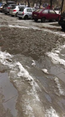 Тротуари Ужгорода залиті водою, людям пересуватись дуже важко – 02