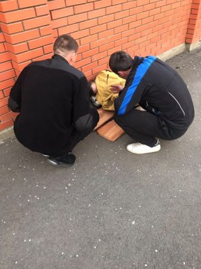 У Мукачеві посеред вулиці лежала жінка – 02 У Мукачеві посеред вулиці лежала жінка – 02