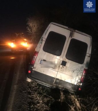 У Мукачеві мікроавтобус злетів із дороги у кювет – 01