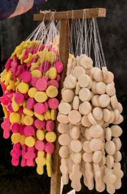 Набережна Мукачева, перед монастирем, нагадує торгову алею (ФОТО) – 17