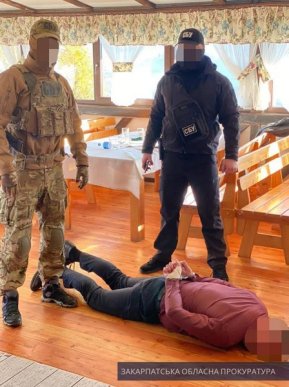 Правоохоронці показали, як затримували голову селищної ради, який вимагав 80 тисяч – 02