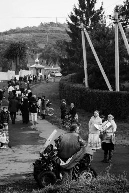Роми та жебраки на храмове свято жіночого монастиря не дають проходу віруючим (ФОТО) – 02