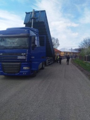 Дорогу «Іршава – Ільниця – Великий Раковець» вкривають суцільним асфальтом – 04