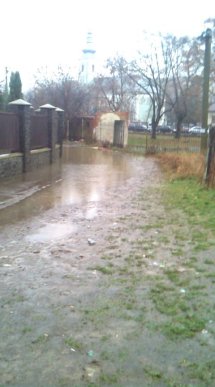 Мешканці однієї з вулиць Мукачева мусять пройти через багнюку, аби потрапити до церкви чи школи – 03