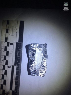 Вночі у Мукачеві патрульні знайшли наркотичні речовини у двох чоловіків – 03