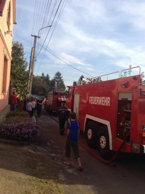 У Мукачеві згорів гараж із машиною всередині: рятувальники розповіли усі подробиці – 04