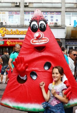 "Ласунка" підготувала мукачівцям незабутнє свято морозива – 01 "Ласунка" підготувала мукачівцям незабутнє свято морозива – 01