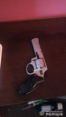 Спецоперація у Берегові: силовики вилучили холодну зброю та заготовки для "коктейлів Молотова" – 06